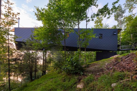 Projektuodami namelį Kvebeke kaip antrąjį kliento namą, „Kariouk Architects“ siekė paneigti namelio apibrėžimą.<br>Scott Norsworthy / archdaily.com nuotr.