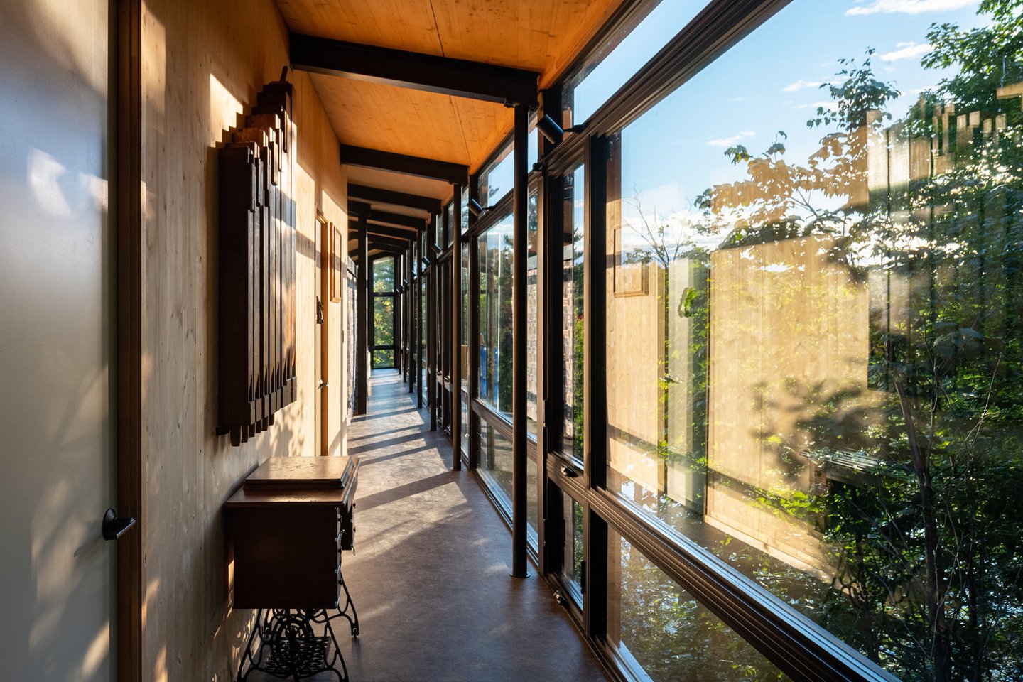 Projektuodami namelį Kvebeke kaip antrąjį kliento namą, „Kariouk Architects“ siekė paneigti namelio apibrėžimą.<br>Scott Norsworthy / archdaily.com nuotr.