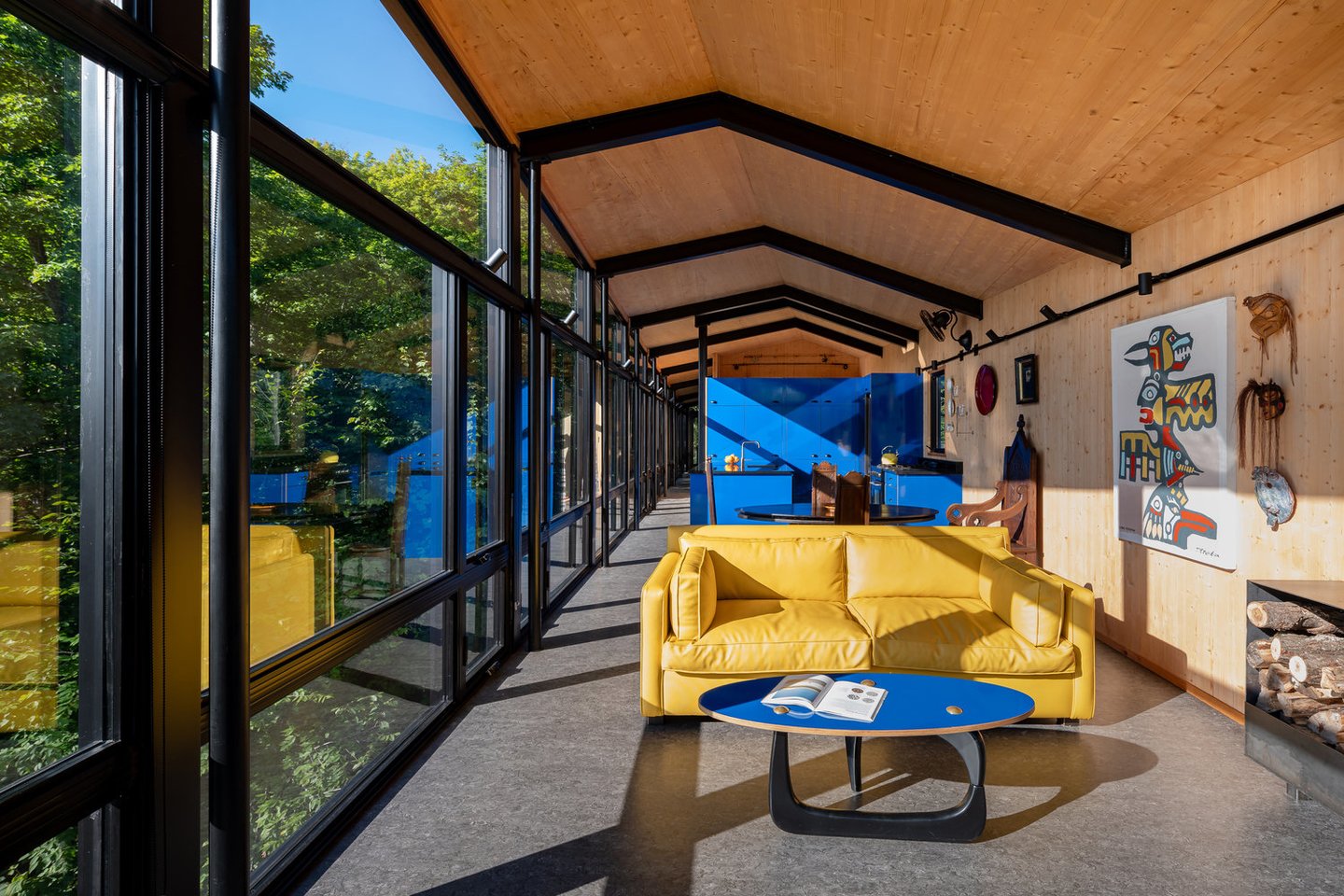 Projektuodami namelį Kvebeke kaip antrąjį kliento namą, „Kariouk Architects“ siekė paneigti namelio apibrėžimą.<br>Scott Norsworthy / archdaily.com nuotr.