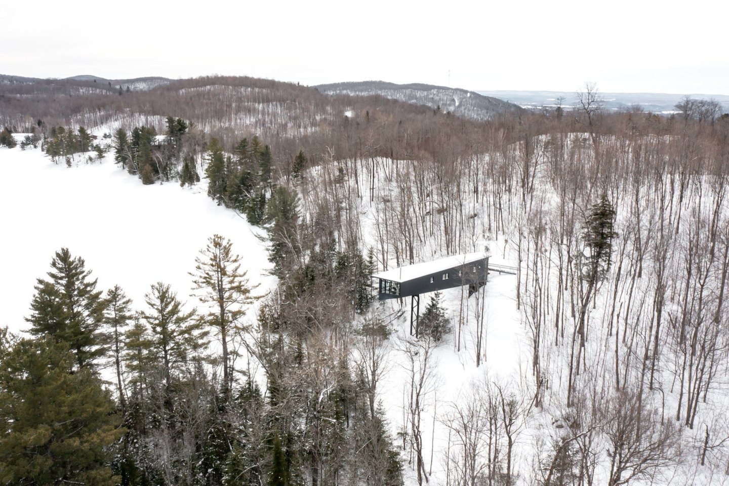 Projektuodami namelį Kvebeke kaip antrąjį kliento namą, „Kariouk Architects“ siekė paneigti namelio apibrėžimą.<br>Scott Norsworthy / archdaily.com nuotr.