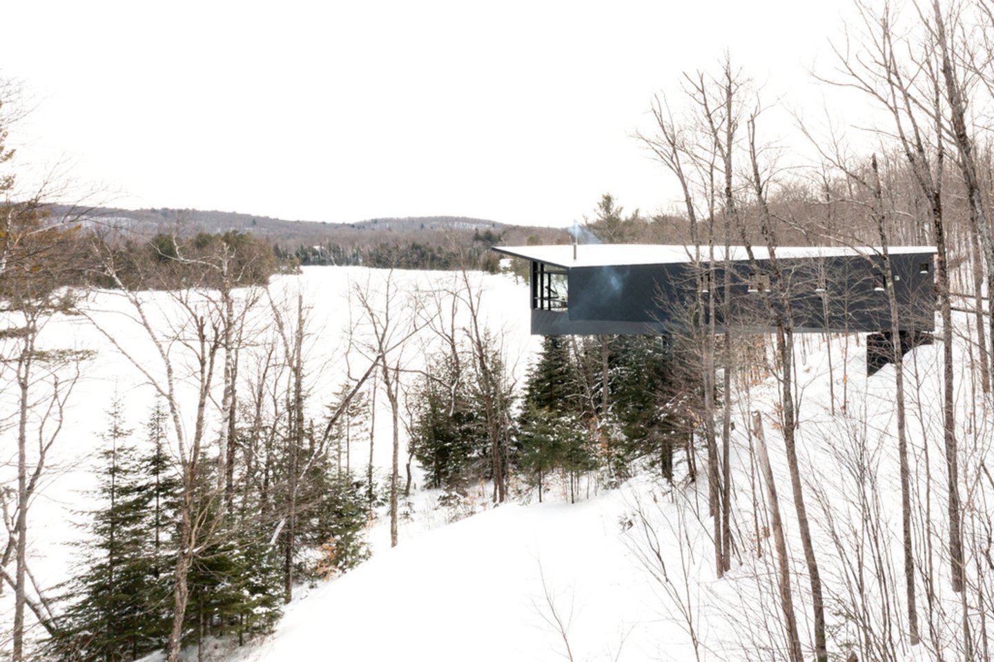 Projektuodami namelį Kvebeke kaip antrąjį kliento namą, „Kariouk Architects“ siekė paneigti namelio apibrėžimą.<br>Scott Norsworthy / archdaily.com nuotr.