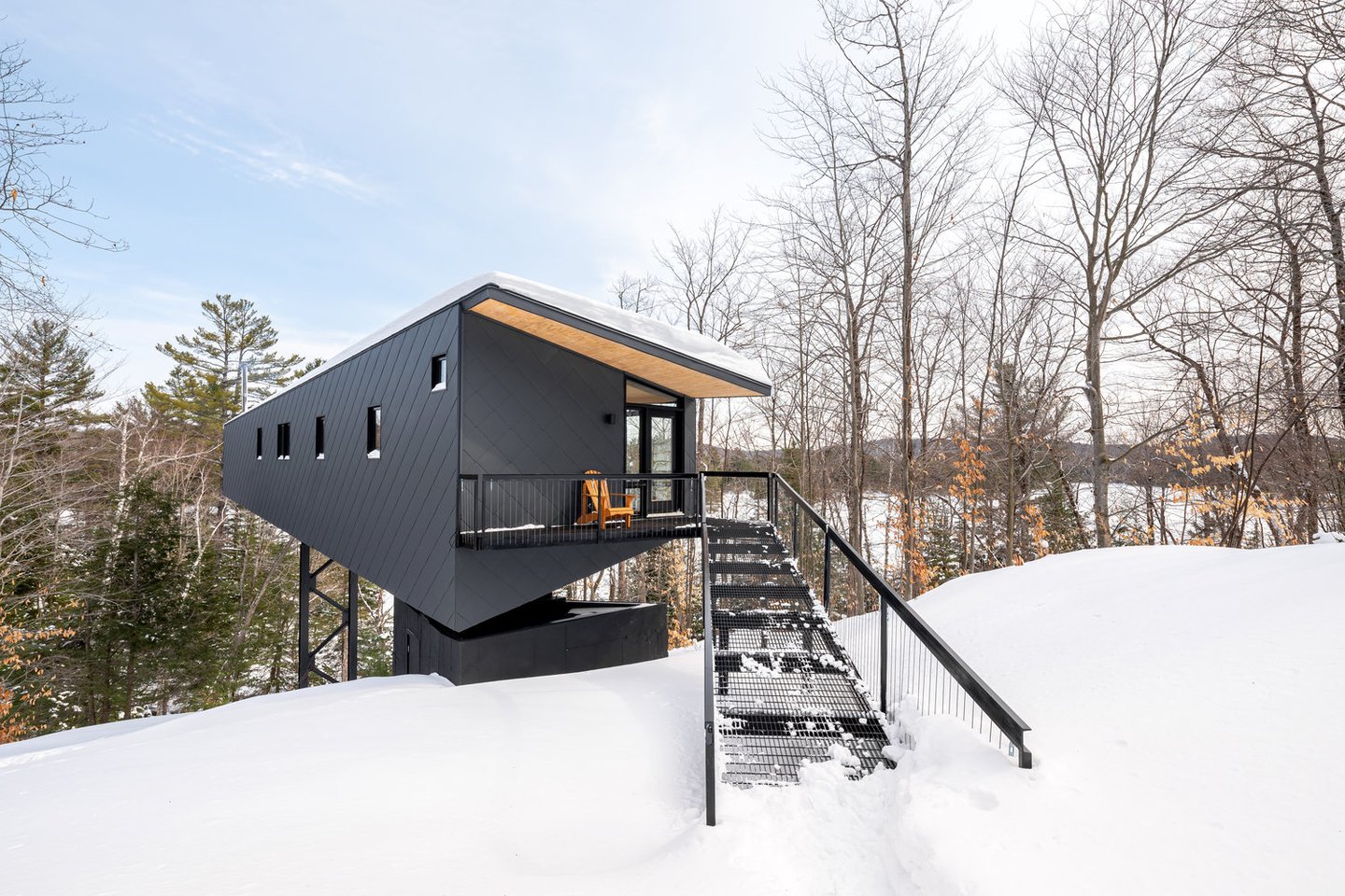 Projektuodami namelį Kvebeke kaip antrąjį kliento namą, „Kariouk Architects“ siekė paneigti namelio apibrėžimą.<br>Scott Norsworthy / archdaily.com nuotr.