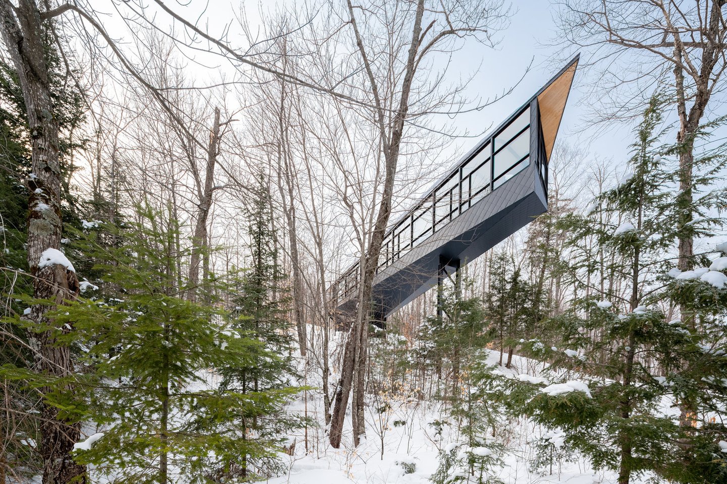 Projektuodami namelį Kvebeke kaip antrąjį kliento namą, „Kariouk Architects“ siekė paneigti namelio apibrėžimą.<br>Scott Norsworthy / archdaily.com nuotr.