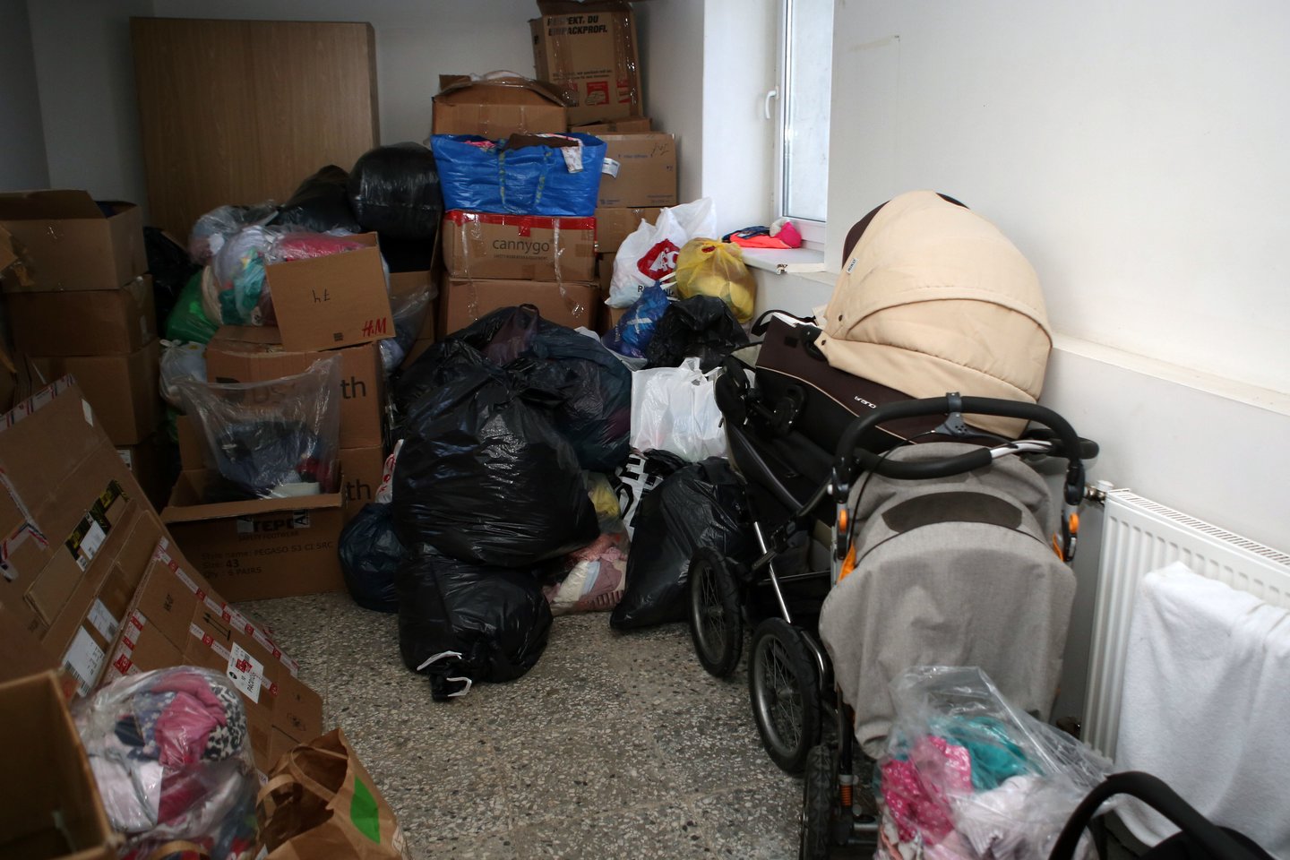 Centre žmonės gali rasti įvairių reikiamų daiktų.<br>M.Patašiaus nuotr.