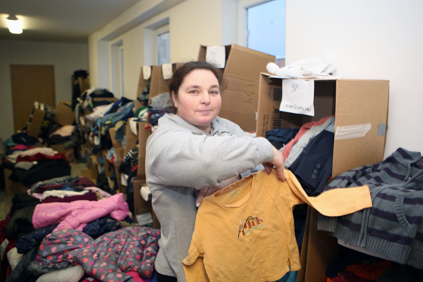 N.Šepel, laikinus namus radusi Kaune, paramos centre rūšiuoja drabužius, dirba kitus įvairius darbus. <br>M.Patašiaus nuotr.