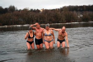 Šventės netrukdo: kaunietis nėrė į ledinį Nemuno vandenį per Kūčias, ners ir Naujųjų metų naktį