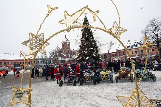 Kauno gatvėmis keturračiais motociklais riedėjo pusšimtis Kalėdų senelių<br>M.Patašiaus nuotr.