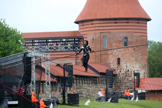 Kaune oro akrobatė ant 50-ies asistentų prilaikomo lyno atliko sudėtingiausius triukus.<br>M.Patašiaus nuotr.