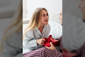 Po Kūčių vakarienės į kambarį įpuolė susijaudinęs vyras: supratus, kas nutiko, žmona sucypė iš juoko