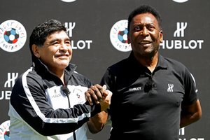 Legendinis vaizdo įrašas: Pele ir D. Maradona mušinėja kamuolį galva – dabar jie žaidžia danguje