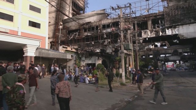 Gelbėtojas pasidalijo detalėmis iš gaisro Kambodžos kazino: apimti panikos žmonės šokinėjo pro langus