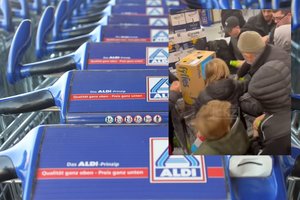 Parduotuvėse Jungtinėje Karalystėje – chaosas: žmonės it pakvaišę puolė prie vienos prekės