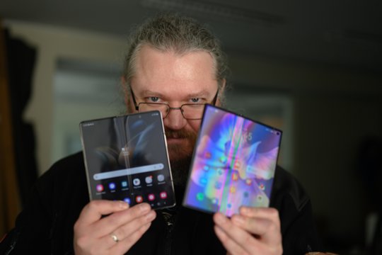 „Samsung Galaxy Fold4“ ir „Huawei Mate Xs 2“ testas: kuo labiausiai skiriasi šie telefonai?