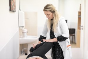 Gydytoja paaiškino, kam reikalinga reabilitacija prieš ortopedinę operaciją ir po jos