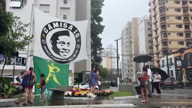 Brazilai gedi futbolo ikonos Pele: jo statulą puošia gėlėmis, paveikslais ir vėliavomis
