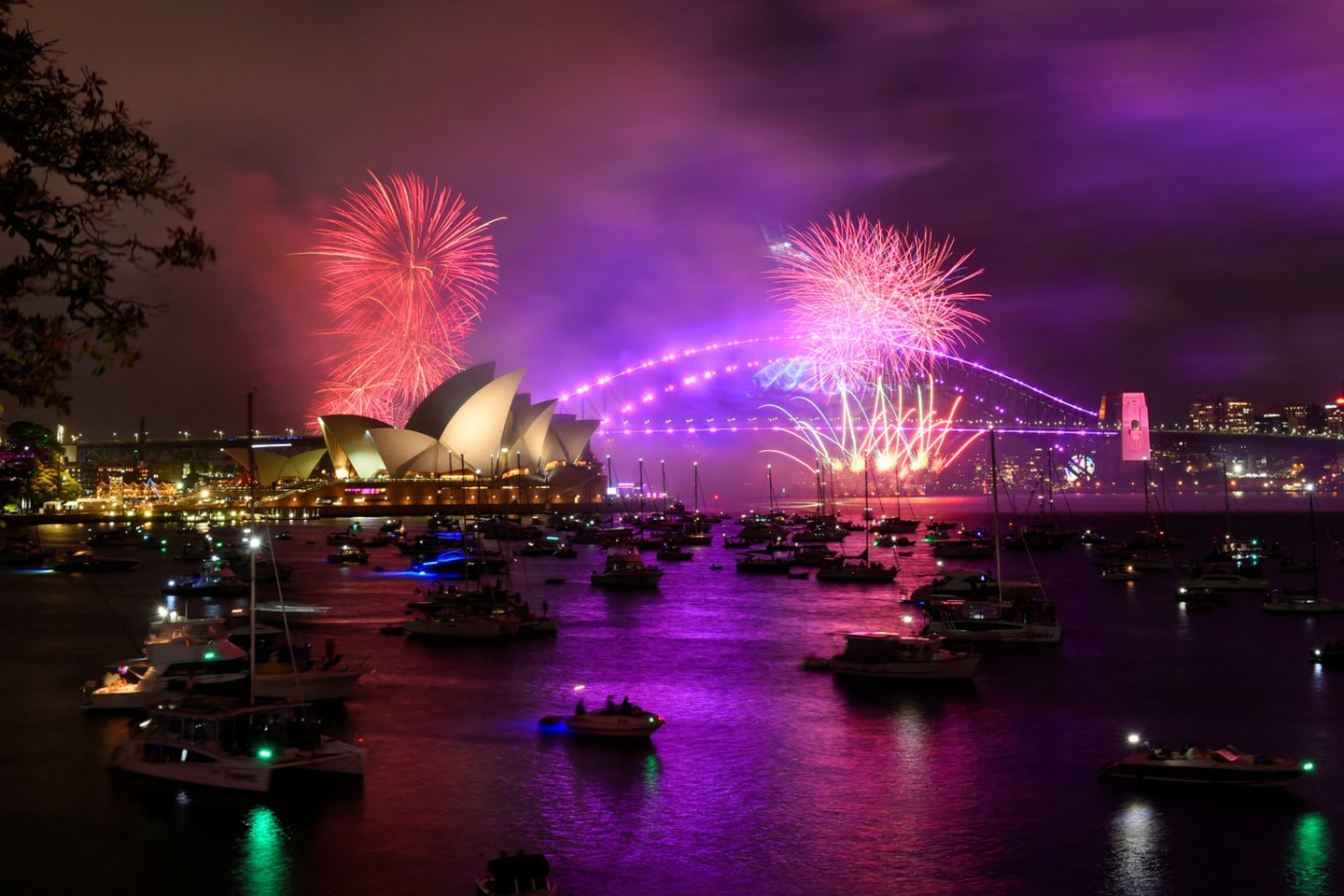 Ankstyvieji fejerverkai sprogsta virš Sidnėjaus operos rūmų per Naujųjų metų išvakarių šventę Sidnėjuje, Australijoje, 2022 m. gruodžio 31 d.<br>Reuters/Scanpix nuotr.