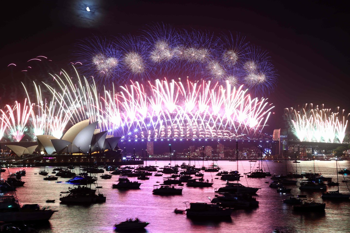 Didžiulis fejerverkų šou virš Sidnėjaus operos rūmų per Naujųjų metų išvakarių šventę Sidnėjuje, Australijoje, 2022 m. gruodžio 31 d.<br>AFP/Scanpix nuotr.