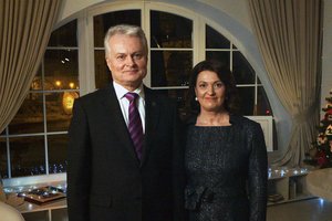 G. Nausėda ir pirmoji ponia sveikina su Naujaisiais metais: „Tebūna Jūsų namuose daugiau šviesos, vilties ir džiaugsmo“