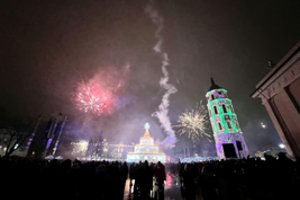 Lietuva įžengė į 2023-uosius metus: dalis vilniečių naujuosius sutiko Katedros aikštėje