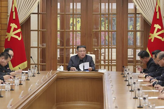 Šiaurės Korėja nori „eksponentiškai“ padidinti branduolinių galvučių skaičių
