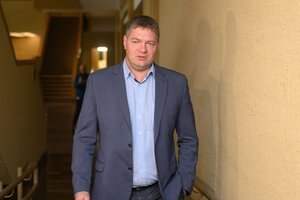 Opozicija piktinasi ydinga balsavimo dėl teisės aktų tvarka, tačiau vilčių ją pakeisti nepuoselėja: taip valdantieji siekia išlaikyti trapią daugumą