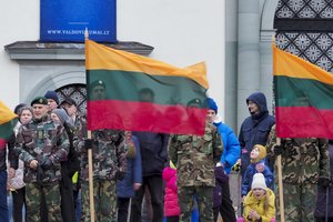 Gedimino pilies bokšte iškelta nauja šalies trispalvė