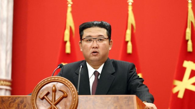 Kim Jong Uno parieškimas: ragina didinti Šiaurės Korėjos branduolinį arsenalą 