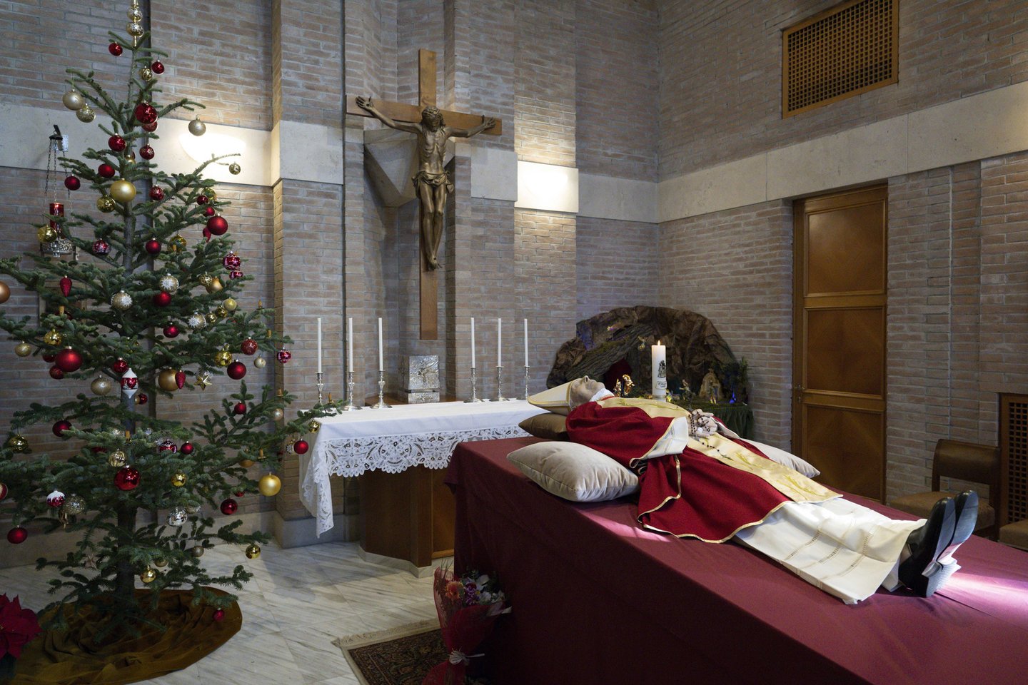 Didžiulėje bazilikoje – karstas su Benedikto XVI palaikais.<br>Scanpix/Sipapress nuotr. 