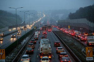 Rajoniniuose keliuose yra slidžių ruožų, perspėja kelininkai