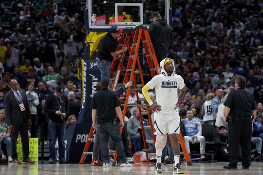 Dviejų stipriausių šio sezono NBA komandų rungtynės Denveryje truko beveik valanda ilgiau nei planuota