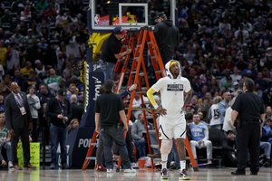 Dviejų stipriausių šio sezono NBA komandų rungtynės Denveryje truko beveik valanda ilgiau nei planuota