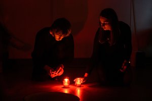 Nuo karo į Lietuvą pabėgę Ukrainos menininkai kviečia į spektaklį-performansą „Perkeltas gyvenimas“