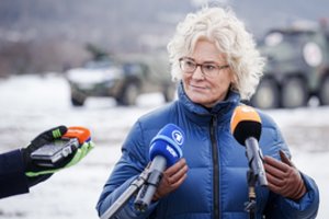 Vokietijos gynybos ministrė kritikuojama dėl naujamečio sveikinimo
