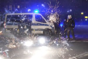 Vokietija pasmerkė naujametinius išpuolius prieš ugniagesius ir policijos pareigūnus