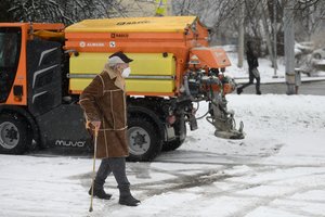 Jau ruošiasi orų permainoms: pildo smėlio ir druskos konteinerius, ruošia techniką