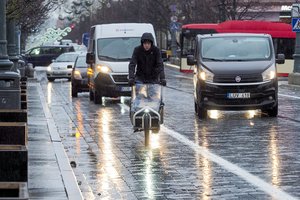 Vairuotojų dėmesiui: dėl besitęsiančio lietaus keliuose slidu, sąlygas sunkins stiprus vėjas