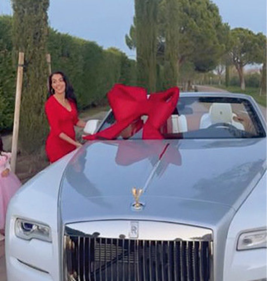 Futbolo žvaigždės Cristiano Ronaldo (37 m.) mylimoji Georgina Rodriguez (28 m.) per Kalėdas pasistengė kaip reikiant – ji futbolininkui įteikė prabangų „Rolls-Royce Phantom“ automobilį.<br>Scanpix ir instagramo nuotr.
