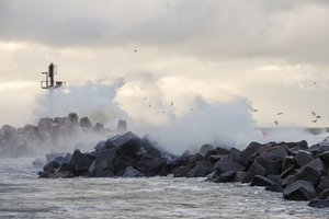 Sinoptikai: grįžta žiemiškas šaltis, kelius uždengs plikledis, įspėja apie smarkų vėją