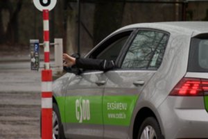 Latvė vietoje vairuotojo pažymėjimo gavo draudimą vairuoti ir viešųjų darbų: padarė tai, ką sunku įsivaizduoti