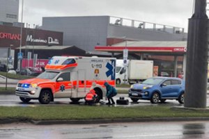 Būna ir taip: greitosios ekipažui teko sustoti viduryje gatvės ir lyjant lietui keisti ratą