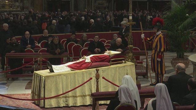 Tesiąsi atsisveikinimas su popiežiumi emeritu Benediktu XVI: nusidriekė eilės, norinčiųjų atiduoti pagarbą