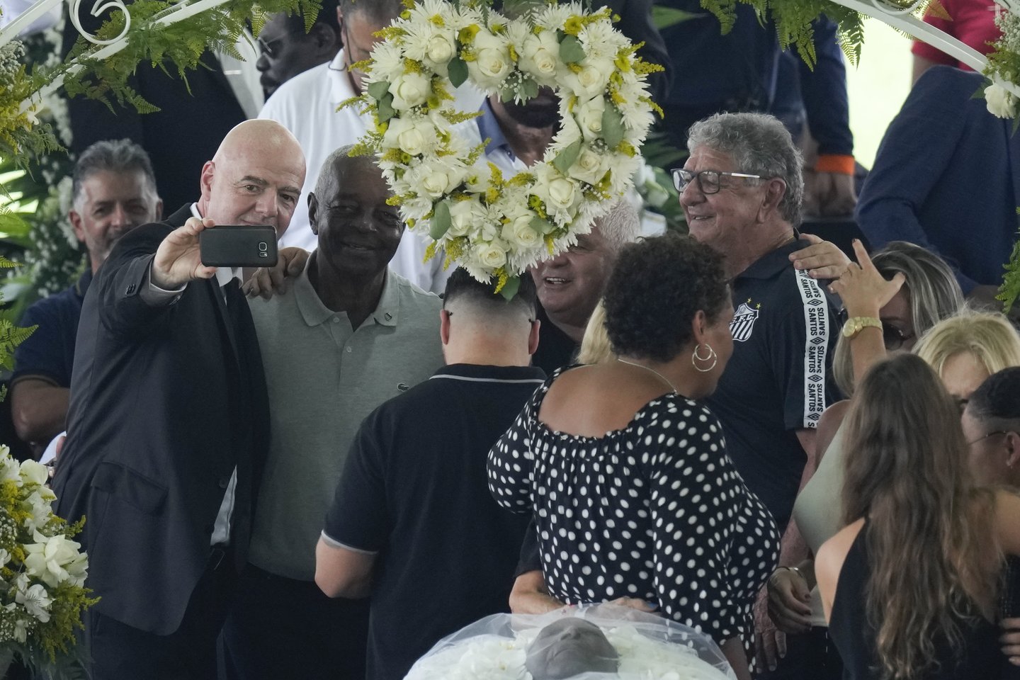  Gianni Infantino dalyvavo Pele laidotuvėse.<br> AFP/Scanpix nuotr.