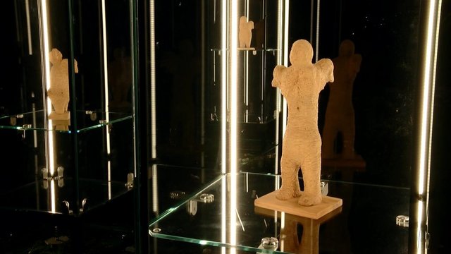 Obelynėje pristatyta unikalia technika išsiskiriančių L. Striogos skulptūrų galerija