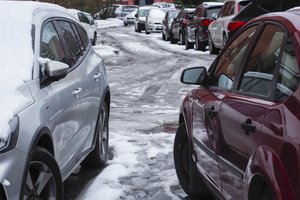 Grįžta žiemiški orai, todėl vairuotojus ragina pasisaugoti – sulauksime plikledžio