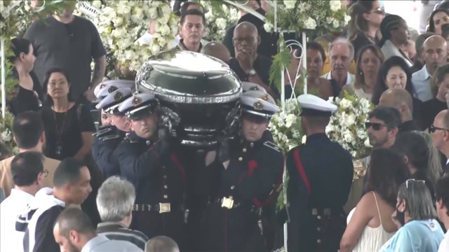 Pasaulis atsisveikina su Pele: laidotuvių procesiją iš stadiono plojimais ir ašaromis lydėjo tūkstančiai gerbėjų