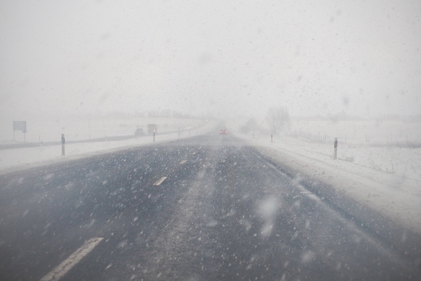 Įspėja vairuotojus: nuo ryto eismo sąlygas kai kur jau sunkina snygis, dieną tykos dar vienas pavojus.