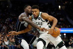G. Antetokounmpo rezultatyvumo rekordas padėjo „Bucks“ nutraukti „Wizards“ penkių pergalių seriją