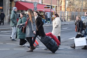 Nors tautiečiai dirbti į užsienį skuba dėl atlyginimų, tokių emigrantų vis mažiau: įvardijo, kas sulaiko