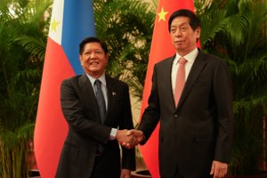Filipinų prezidentas per kelionę į Pekiną pažadėjo stiprinti ryšius su Kinija