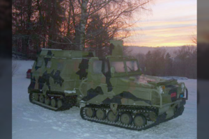 Ukrainoje pastebėta egzotiška žiemos sąlygoms pritaikyta karinė technika